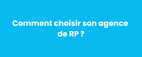 Cette image représente le titre de l'article publié sur le blog de PITCHVILLE intitulé : "Comment choisir son agence de RP", écrit en blanc sur un fond bleu.