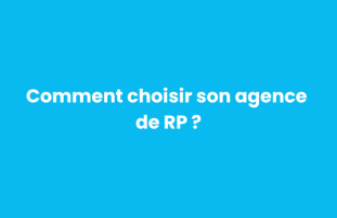 Cette image représente le titre de l'article publié sur le blog de PITCHVILLE intitulé : "Comment choisir son agence de RP", écrit en blanc sur un fond bleu.