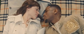 Cette image renvoi directement à l'une des campagne mentionnée dans notre benchmark du mois de juin, portant sur la publicité de la marque BURBERRY, hébergée sur le site de notre partenaire ADFORUM.