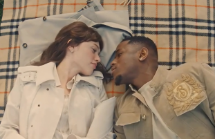 Cette image renvoi directement à l'une des campagne mentionnée dans notre benchmark du mois de juin, portant sur la publicité de la marque BURBERRY, hébergée sur le site de notre partenaire ADFORUM.