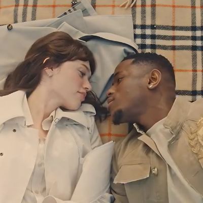 Cette image renvoi directement à l'une des campagne mentionnée dans notre benchmark du mois de juin, portant sur la publicité de la marque BURBERRY, hébergée sur le site de notre partenaire ADFORUM.