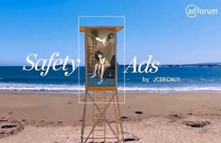 Cette image illustre le bench publicitaire estival, proposé par ADFORUM pour les lecteurs du site PITCHVILLE