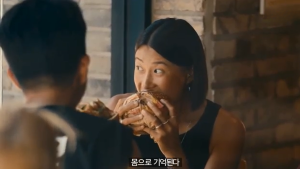 Ces images illustrent la campagne mentionné dans ce benchmarking proposé par PITCHVILLE : Burger King - Whopper Tattoo