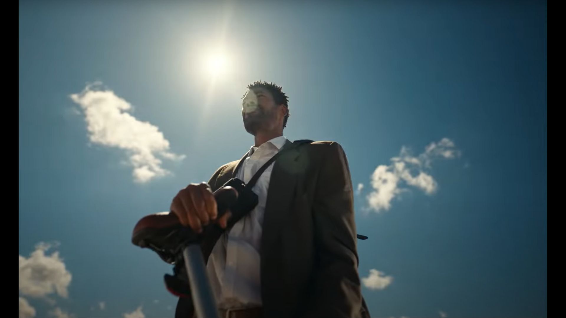 Cette image est extraite du spot publicitaire de la première campagne de GRINTA pour LCL et contient un lien de redirection vers le spot.