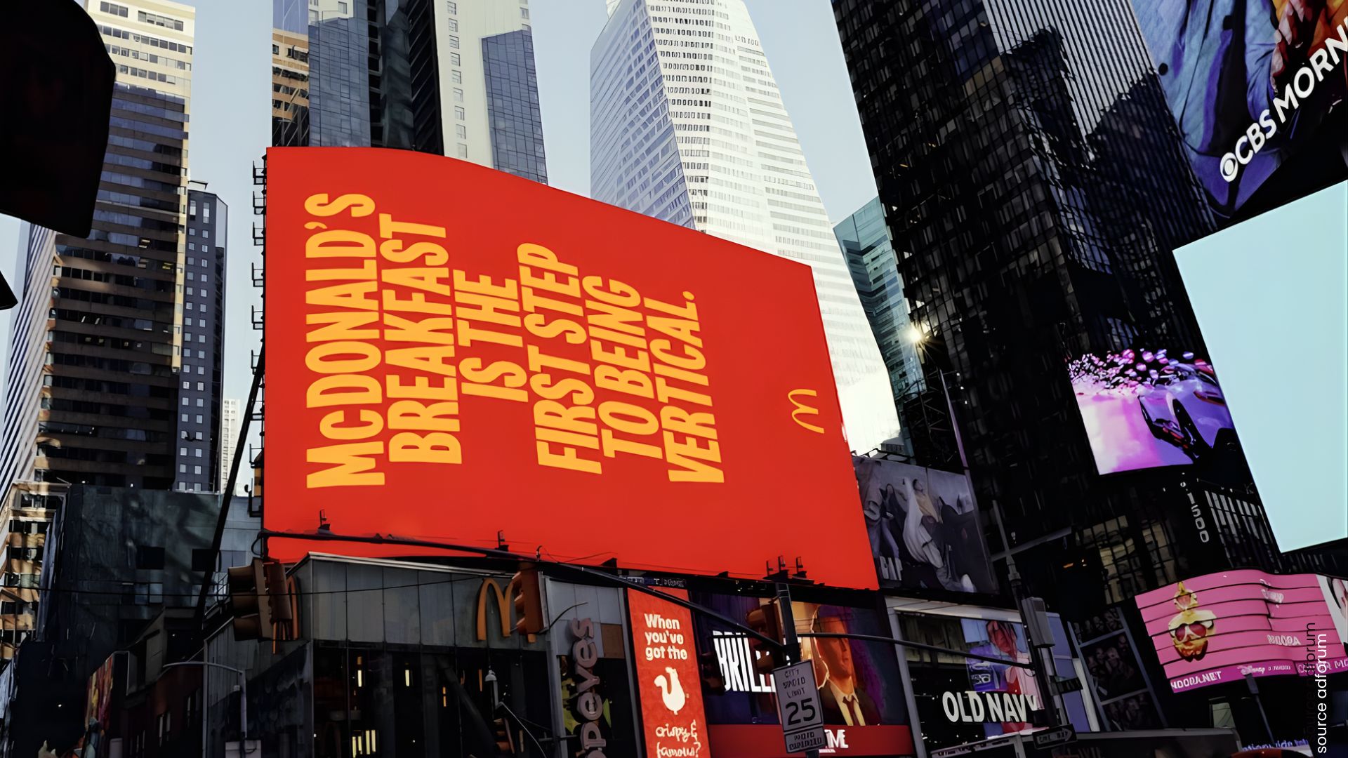 Il s'agit de l'affiche McDonald's - Horizontal Breakfast - OOH mentionnée dans l'article où on y retrouve l'inscription "McDONALD'S BREAKFAST IS THE FIRST STEO TO BEING VERTICAL".