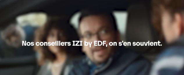Cette image est une capture de la campagne "Gendarme" proposé par Saatchi & Saatchi pour IZI by EDF et qui installe le territoire de communication basée sur la relation client avec comme claim le texte affiché sur l'image "Nos conseillers IZI by EDF, on s'en souvient"