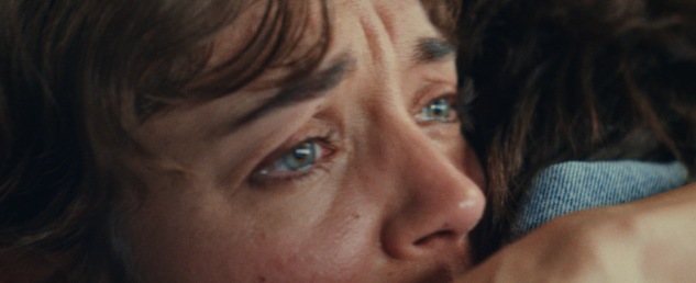 Cette image illustre la campagne réalisée par l'agence MNSTR pour le SIDACTION. On y voit une femme très émue enlaçant une autre personne.