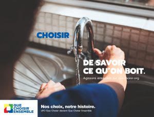 Cette image constitue l'un des visuel de la campagne QUE CHOISIR ENSEMBLE réalisée par l'agence JOGA. Sur celle-ci on voit un robinet avec écrit "choisir de savoir ce que l'on boit" et fait directement référence aux actions menées par l'association. Comme mentionné dans l'article, cette campagne a pour objectif de rappeler les action menées par QUE CHOISIR ENSEMBLE et d'annoncer le changement de nom (autrefois appelé UFC QUE CHOISIR).