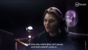 Cette galerie d'images reprend des captures d'écran de la campagne Telia - Dinner Assassin par l'agence Try Reklamebyrå. Cette campagne propose aux parents de missionner le champion du monde de Fortnite pour mettre fin à la parties de leurs enfants afin qu'ils viennent à table plus vite. Une campagne du bench ADFORUM pour PITCHVILLE.