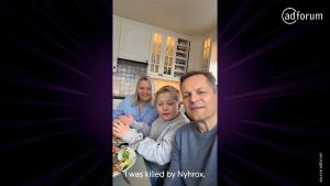 Cette galerie d'images reprend des captures d'écran de la campagne Telia - Dinner Assassin par l'agence Try Reklamebyrå. Cette campagne propose aux parents de missionner le champion du monde de Fortnite pour mettre fin à la parties de leurs enfants afin qu'ils viennent à table plus vite. Une campagne du bench ADFORUM pour PITCHVILLE.