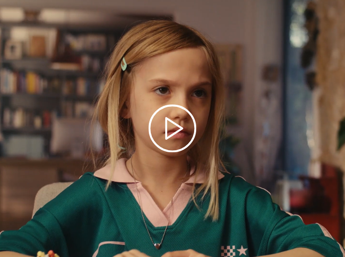 Capture de la campagne Bonduelle réalisée par l'agence LEO du groupe Publicis à l'issue d'un AO mené par le cabinet de conseil en choix d'agence Pitchville. Sur cette capture on y voit une jeune fille à table, qui n'est pas convaincue par le plat de son père.
