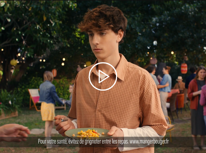 Capture de la campagne Bonduelle réalisée par l'agence LEO du groupe Publicis à l'issue d'un AO mené par le cabinet de conseil en choix d'agence Pitchville. Sur cette capture on y voit une jeune homme, qui n'est pas convaincue par le plat de sa grand-mère.