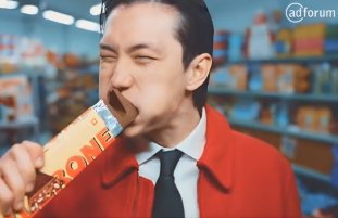 Cette image est une capture d'écran de l'un des campagnes citées dans cet article spécial benchmark publicitaire de Pâques. On y voit un homme croquer avec gourmandise dans un Toblerone.