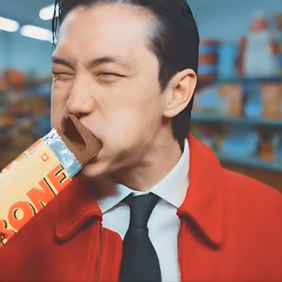 Cette image est une capture d'écran de l'un des campagnes citées dans cet article spécial benchmark publicitaire de Pâques. On y voit un homme croquer avec gourmandise dans un Toblerone.