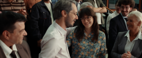 Cette image représente un père et sa fille dans un moment de complicité. Le père est au milieu de ses employé et sa fille, jeune active, fait partie de l'entreprise. Cette capture est extraite de la campagne "j'ai signé pour ça" de la marque AG2R LA MONDIALE, pensée par sa nouvelle agence HAVAS PARIS. AG2R LA MONDIALE est un client PITCHVILLE.