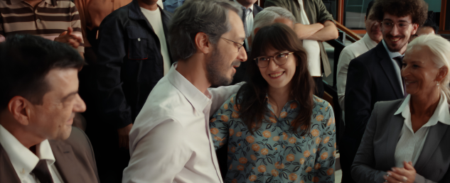 Cette image représente un père et sa fille dans un moment de complicité. Le père est au milieu de ses employé et sa fille, jeune active, fait partie de l'entreprise. Cette capture est extraite de la campagne "j'ai signé pour ça" de la marque AG2R LA MONDIALE, pensée par sa nouvelle agence HAVAS PARIS. AG2R LA MONDIALE est un client PITCHVILLE.
