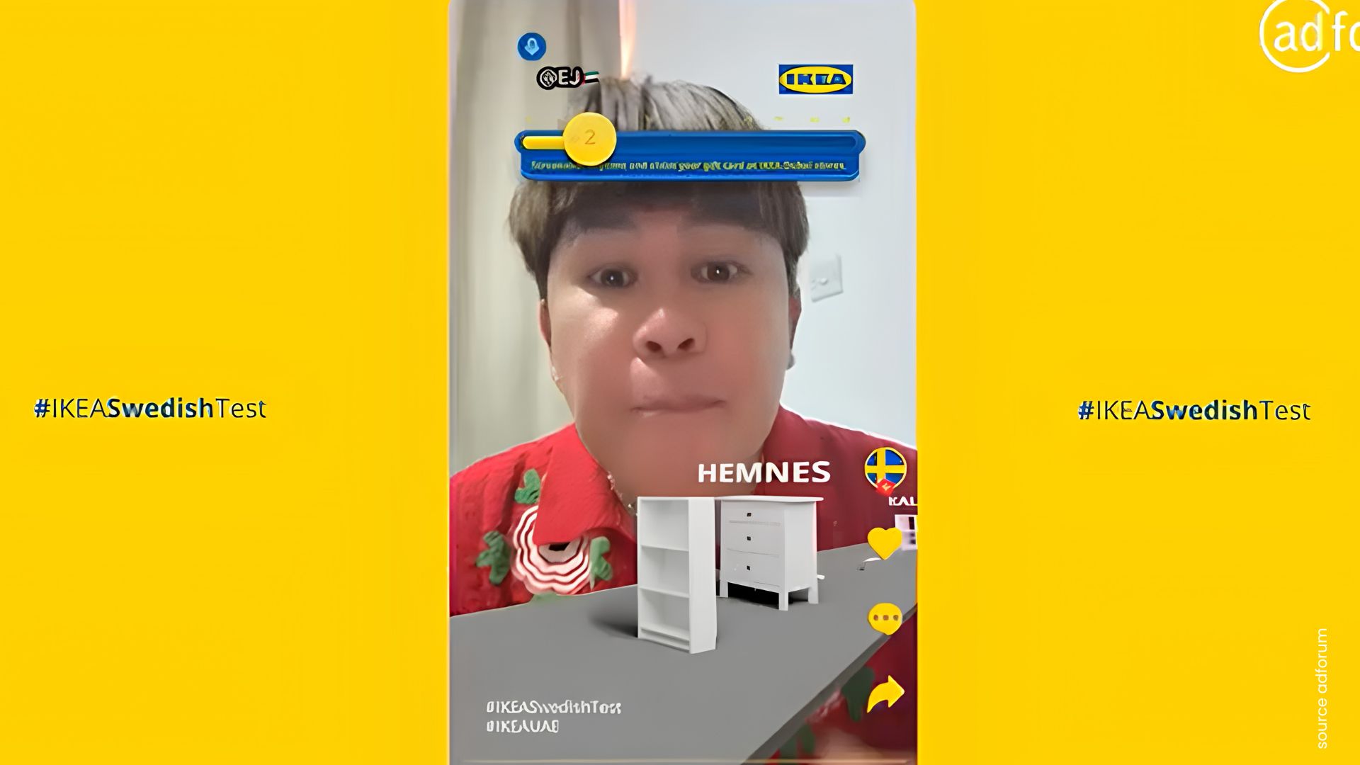 Sur cette capture du cas IKEA on voit une personne jouer à un jeu consistant à bien prononcer les noms des meubles IKEA.
