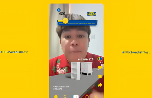 Sur cette capture du cas IKEA on voit une personne jouer à un jeu consistant à bien prononcer les noms des meubles IKEA.