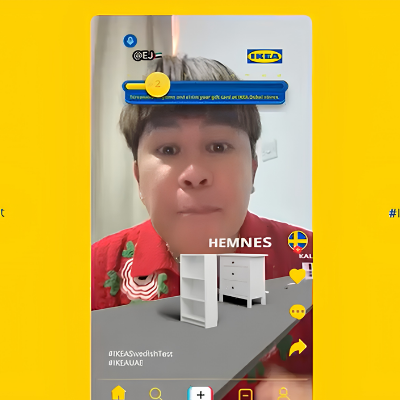 Sur cette capture du cas IKEA on voit une personne jouer à un jeu consistant à bien prononcer les noms des meubles IKEA.