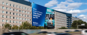 Cette image reprends une photo d'une affiche publicitaire TF1+, positionnée sur le périphérique, où l'on voit l'affiche du film fast and furious 9 et la mention "Vivre à cent à l'heure c'est relaxant, uniquement sur TF1+" ainsi que la signature de la campagne "le streaming qui fait du bien". Cette affiche a été pensé par l'agence ARTEFACT 3000 sélectionné par TF1+ à l'issue d'un sourcing d'agence réalisée par pitchville